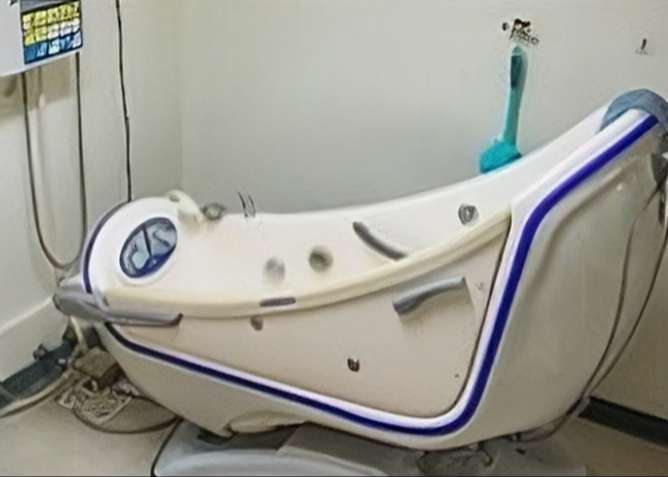 Lift equipped bathtub